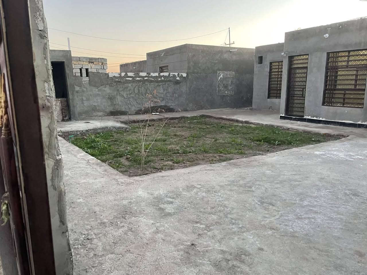 سلام عليكم اخوان بيت للبيع زراعي مساحته 350 يتكون من 2غرف وصاله وبراني ومطبخ حديقه البيت جاهز من اي شي بنا بلوك وطابوق موقع مرتب جداء جداء يبعد عن الطابو 8 امتار شارع بل باب خدمات متوفره
البيت مناسب سعره بيع مستعجل البيت في ناحيه نفر 
***********
