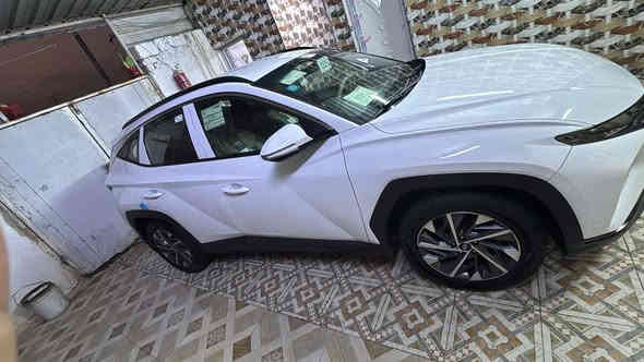 السلام عليكم 
سيارة للبيع نوع توسان خليجي مكينه حجم الفين موديل 2022 رقم بغداد بسمي السياره مكينه كير حداديه تخم تاير كفاله عامه فقط باب الصدر بي صدعات قليليه بدون معجون شويه صبغ السعر 210 رقم الهاتف ***********
