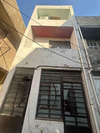 بناية للبيع داخل قيصرية  المساحه 66 متر  الواجهة 4 متر   تتكون من 3 شق...