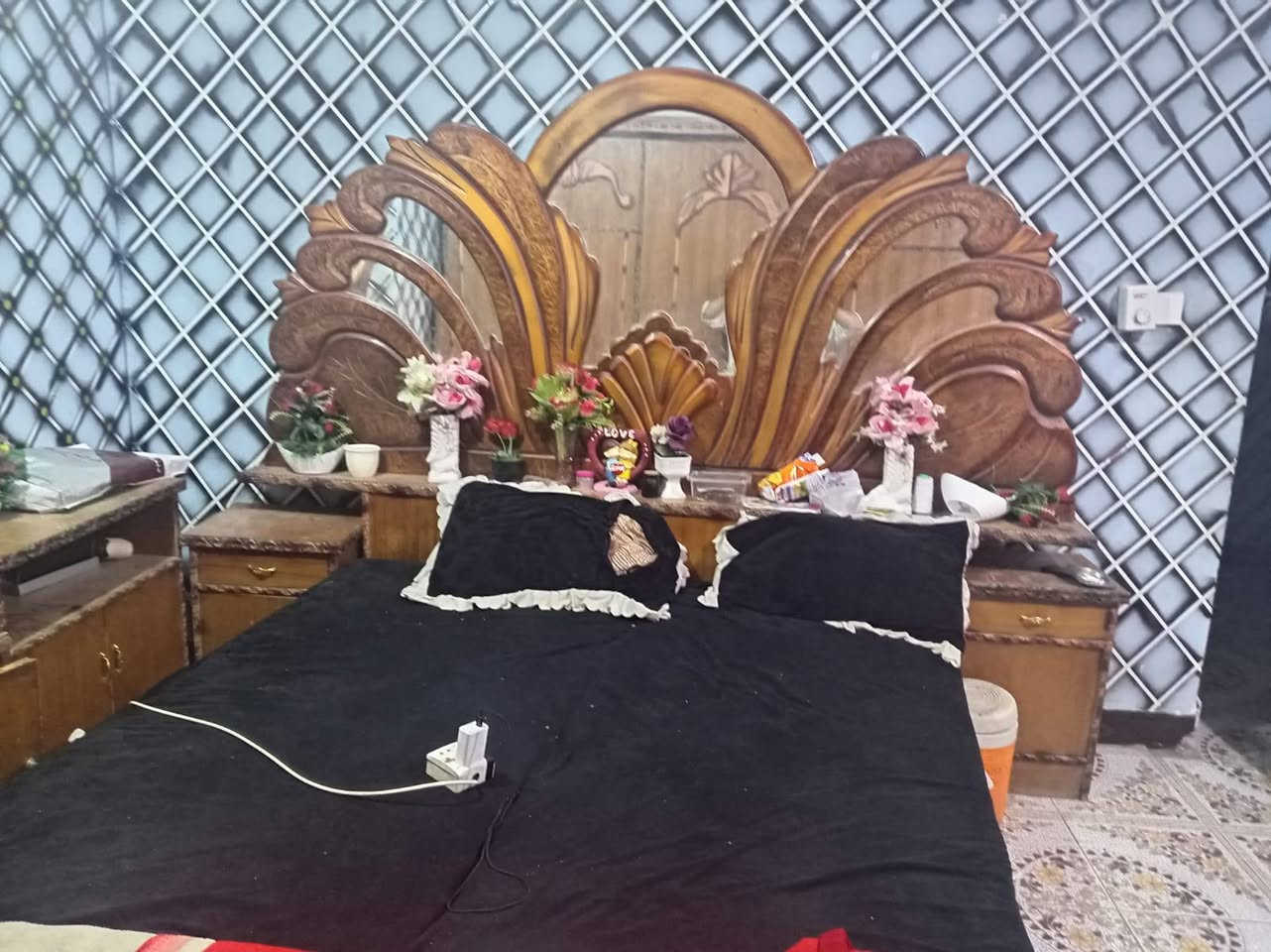 غرفة اخشاب كمله للبيع الستفسار على الرقم ***********
