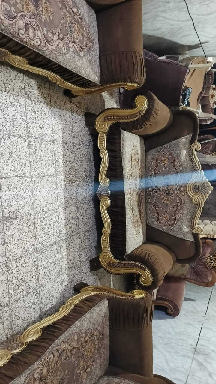 تخم ملكي 10مقعد 💺 نضيف جدا اي ضرر مابي تسكام خشب قوي وثكيل تكمه سفنج ضغط عالي سعر ,,300,,بي مجال مكان لبياع *********** يوجد واتساب
