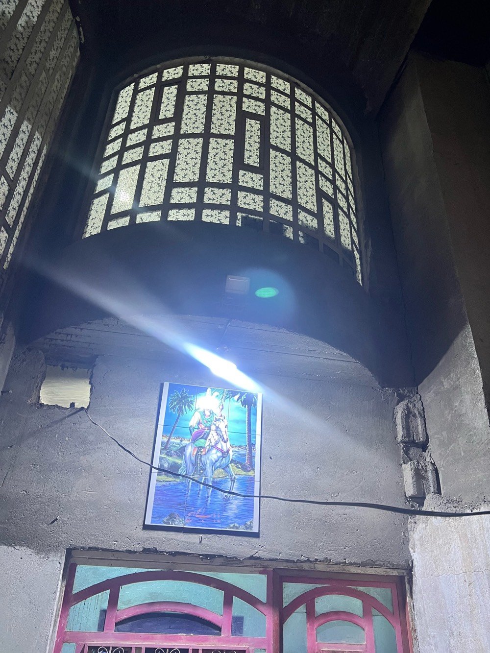 بيت لبيع ثلاث طوابق المساحه 150 متر مربع
7غرف منام وصالات جلوس وحمامات كل طابق حمام
العنوان البصره التنومه الصالحيه شارع النمر