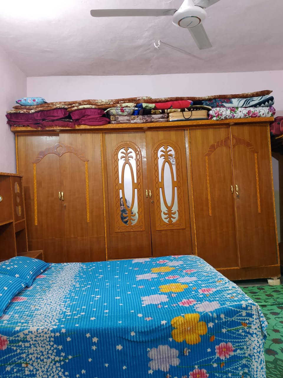 السلام عليكم غرفة اخشاب عراقي نضيفة السعر 400وبيهة مجال موجود خاص او اتصال ***********
