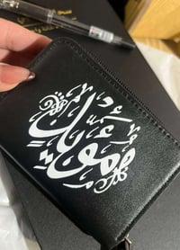 طباعة حسب الطلب • محافظ رجالي ونسائي • ألوان متعددة