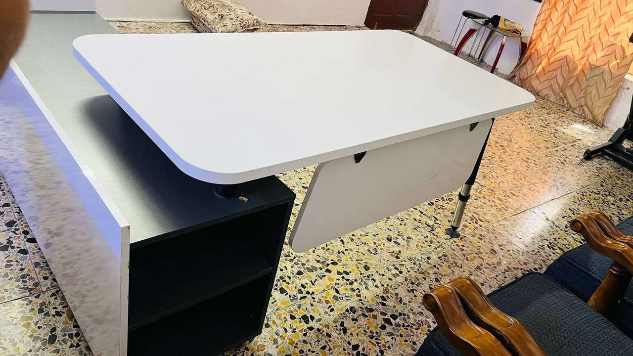 السلام عليكم 
ميز مكتبي غير مستخدم يعني 
اخذو مكتب لمرشح مجلس النواب وبعدها انخزن بعده كلش جديد وسعره معروف بالشركات 1700 دولار 
اني ابيع  700 دولار للميز الواحد وبي مجال 
بغداد قرب مجمع البدور او مجمع بدور بغداد 
***********
