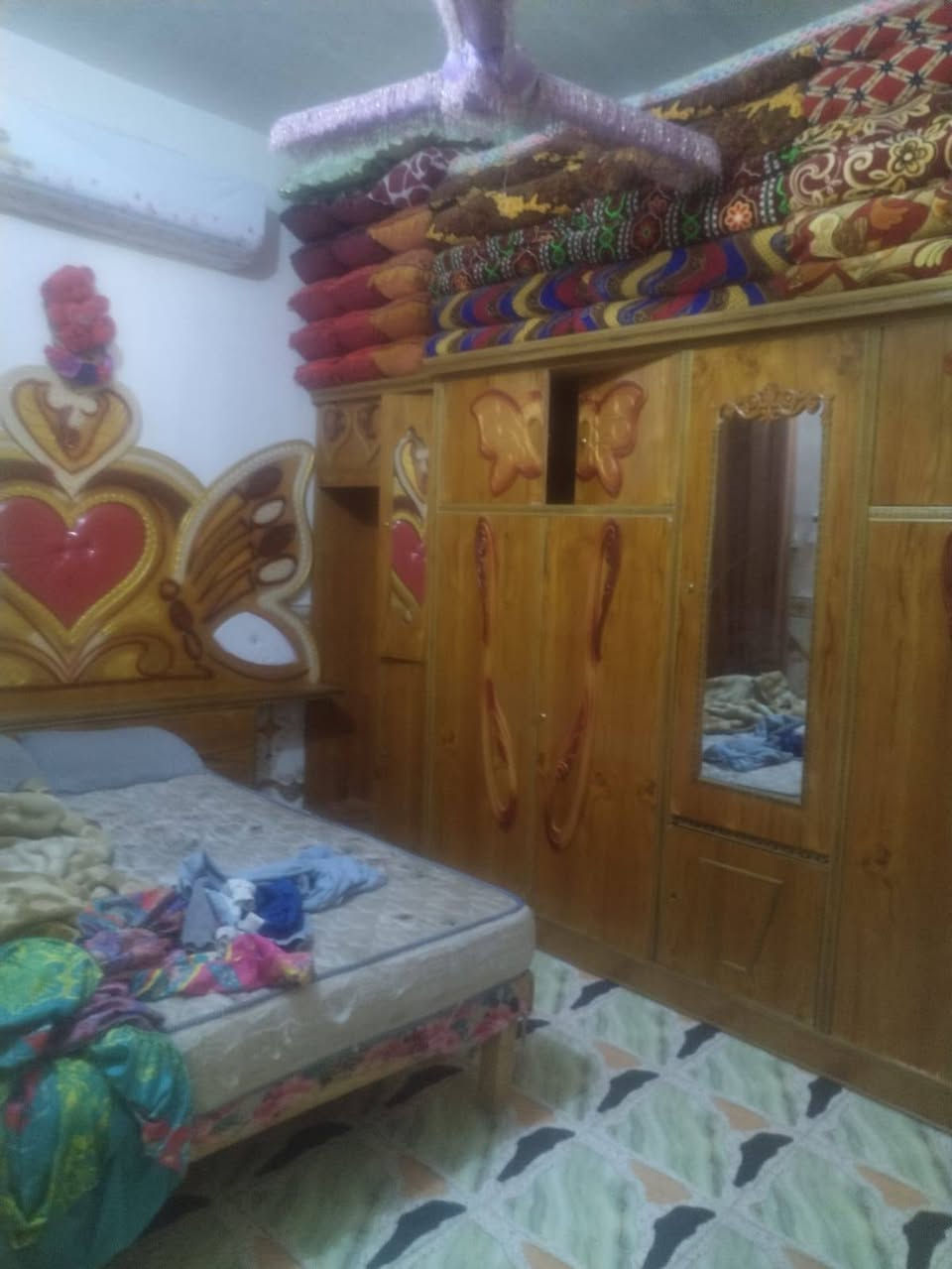 السلام عليكم بيت للبيع مساحة 100متر مربع البيت دولان البيت طابقين الطابق الارضي يحتوي  استقبال وغرفة وصالة ومطبخ وصحيات داخيات ومكشوفه (طارماه) الطابق التاني  يحتوي (2 غرفه ) غرفتين وصالة وتشاريف كامله المكان النجف حي الشرطة خلف سوك العصري شارع المنتزاء  سعر البيت (90) هذا رقم صاحب الدار *********** ملاحظة اني مكلف بالنشر خاربر راعيه البيت
