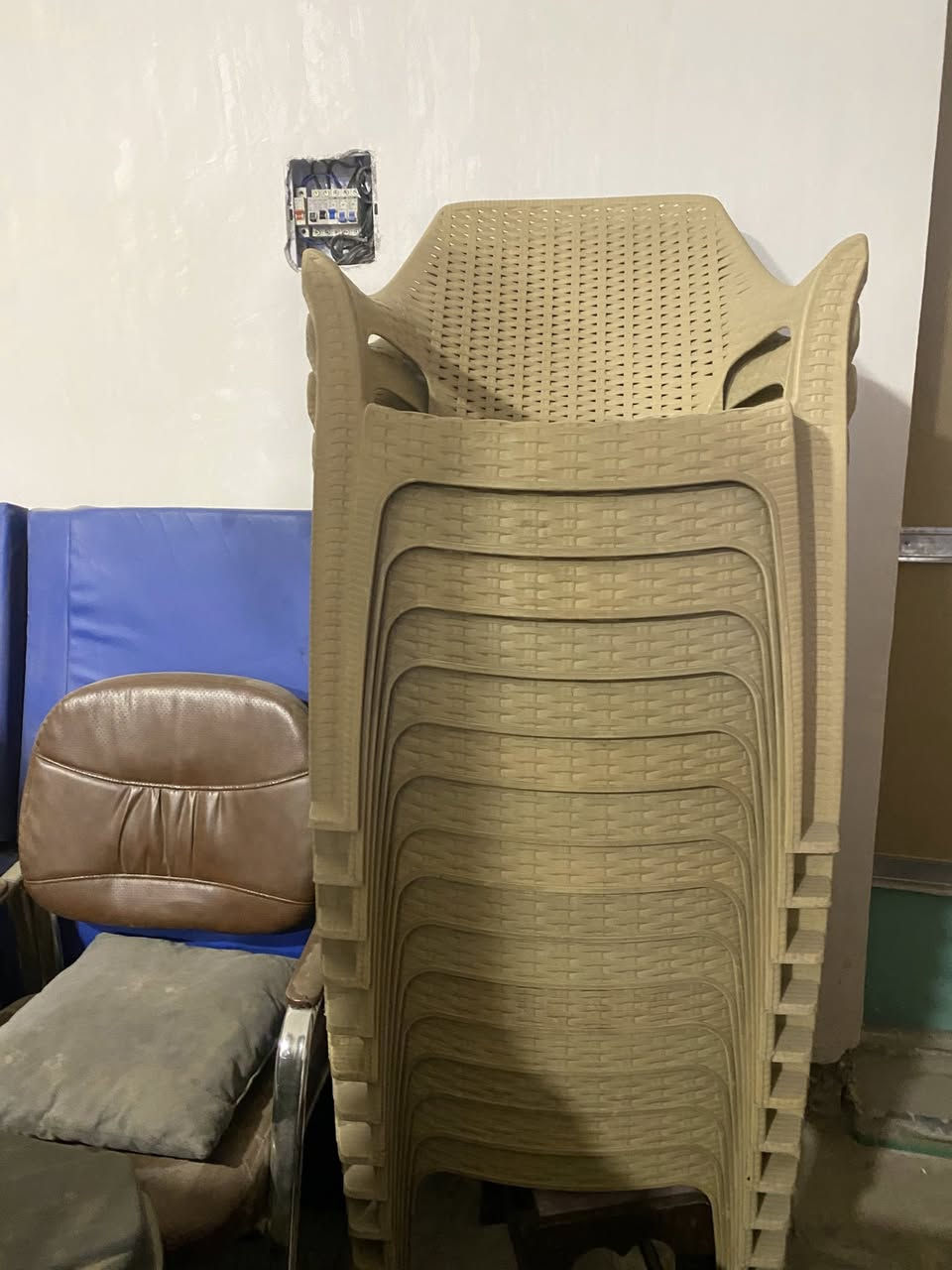 عندي غراض مال مكتب للبيع بحالة نظيفة كلش ومستعملة استعمال خفيف:

🪑 15 كرسي بلاستك  
🪑 15 كرسي جلد  
🪟 3 مبردات  
🛋️ 2 سديات  
🛋️ تخم قنفات كامل  
🪑 5 ميوزات مكتب  
🪑 2 ميوزة طوال مال اجتماع

بغداد – الشعب / حي البساتين  
📞 للاستفسار: ***********  

الغراض نظيفة وكلها جاهزة
