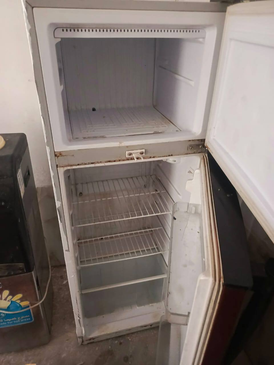 ثلاجه للبيع 100الف والبراد40 شغلات رقمي***********
