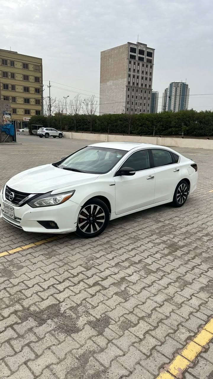 نیسان ئالتیما ٢٠١٨ 
مواصفات SL
سەیارەیەکە زۆر پاک و خاوێن ماوەتەوە و هەمووشتێکی بەشەرتە 
٣ پارچەی پێشی بۆیاخە ژوورەوەی ناگرتووە 
گێڕ و مەکینەو بەناو کردنی بەشەرتە 
نرخی ١١٥ وەرەقەو مەعامةلة 
*********** أربيل, العراق
