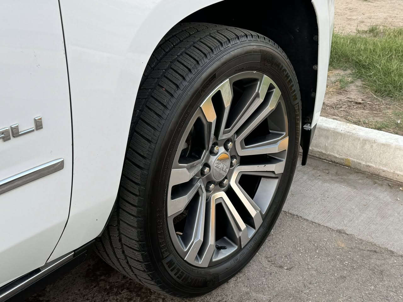 GMC ( امريكي  )
                  
السيارة وارد امريكي
موديل ٢٠١٩ حادثها جاملغ وباب عكس السائق مبدلات نفس اللون يعني بدون صبغ ، ( فقط الدعامية الأمامية مصبوغة ) السيارة بدون ايرباك ، كل ايرباكاتها سليمه على وضع الشركة .
السيارة جاهزة اي نقص ما بيها ،
ماشية 74 الف
رقم بغداد الماني ومكانها ببغداد بأسمي تحويل ثاني يوم
صور الحادث على الخاص

المواصفات 
دبل أريل دبل رادار
تشغيل عن بعد 
كامرات ٣٦٠ درجة
بصمة 
كشن رجاج 
داتا شو 
سلايد روف
لايت زنون بلادي
دبل شاشة
تحكم بريك 
جنطه ذكيه جلاق
رادار تحديد مسار
رادار خلفي
رادار امامي 
نقطه عمياء 
كشن تدفئة وتبريد سايق وراكب
كشن خلفي منفصل 
مري شفط 
اشارة بداخل المراية
كشنات جلد 
كشنات خلفية منفصل 
دوسات كهرباء 
ذاكرة ميموري ستيرن وكشنات
ويل ٢٢ بلادي 
وبعد مواصفات هوايا اعتقد الكل يعرفها ،
السعر 38 الف دولار 
بيع او مراوس حسب القناعه 
مكاني بغداد ، رقم الموبايل ***********
