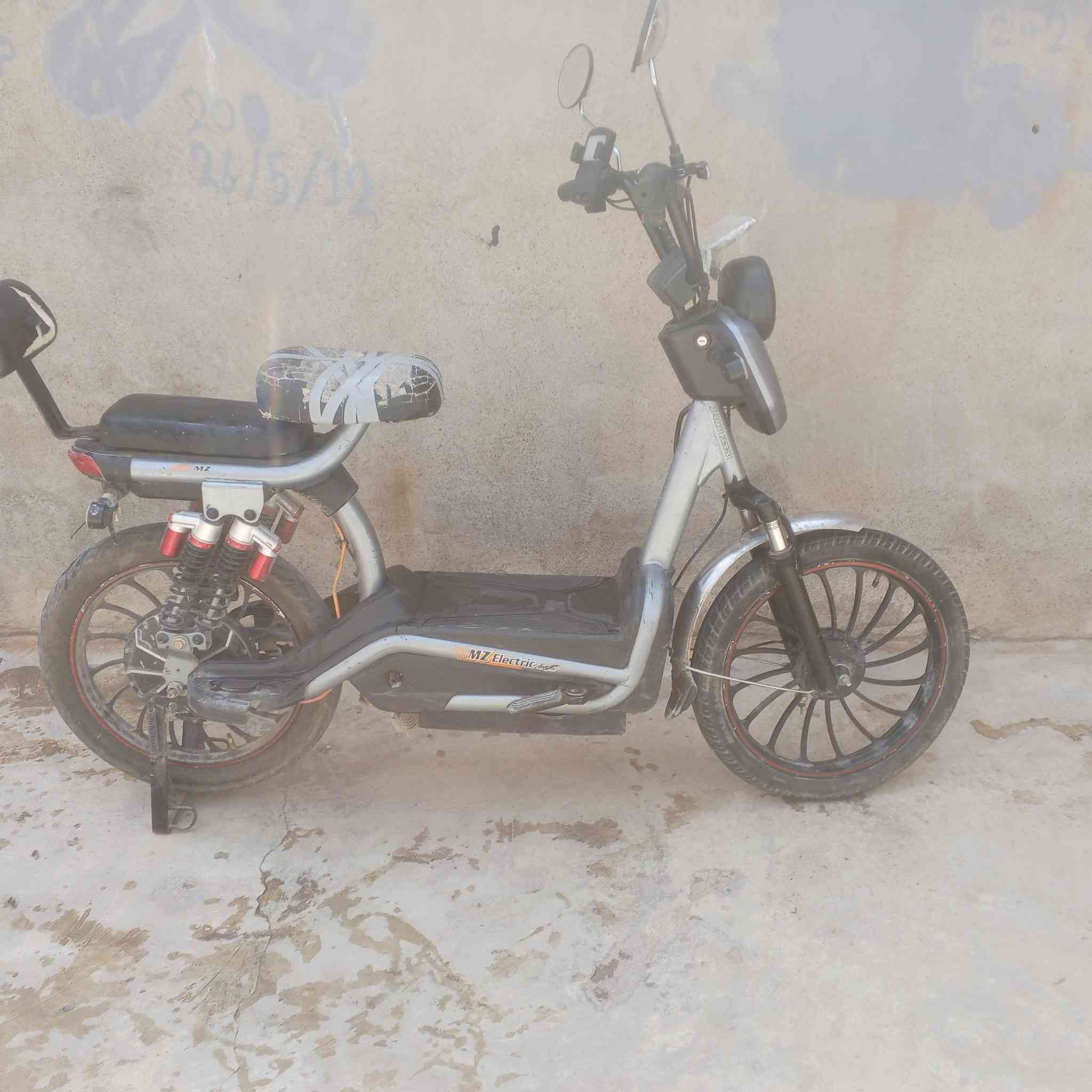 ماطور mz للبيع 

ماطور جديد بطارياتو فول، بريكات واحد شغال 

گدام العين شوف نضافتو، السرعه 55 حقيقي

موجوده شاحنتو

ووياه بصمتين وسويچ، الأشاير شغالات والضو شغال

السعر 180 وبي مجال حگ جيتك


**إذا كنت صاحب هذا الإعلان وتريد حذفه لأي سبب، رجاءا أرسل رسالة إلى الدعم الفني**
