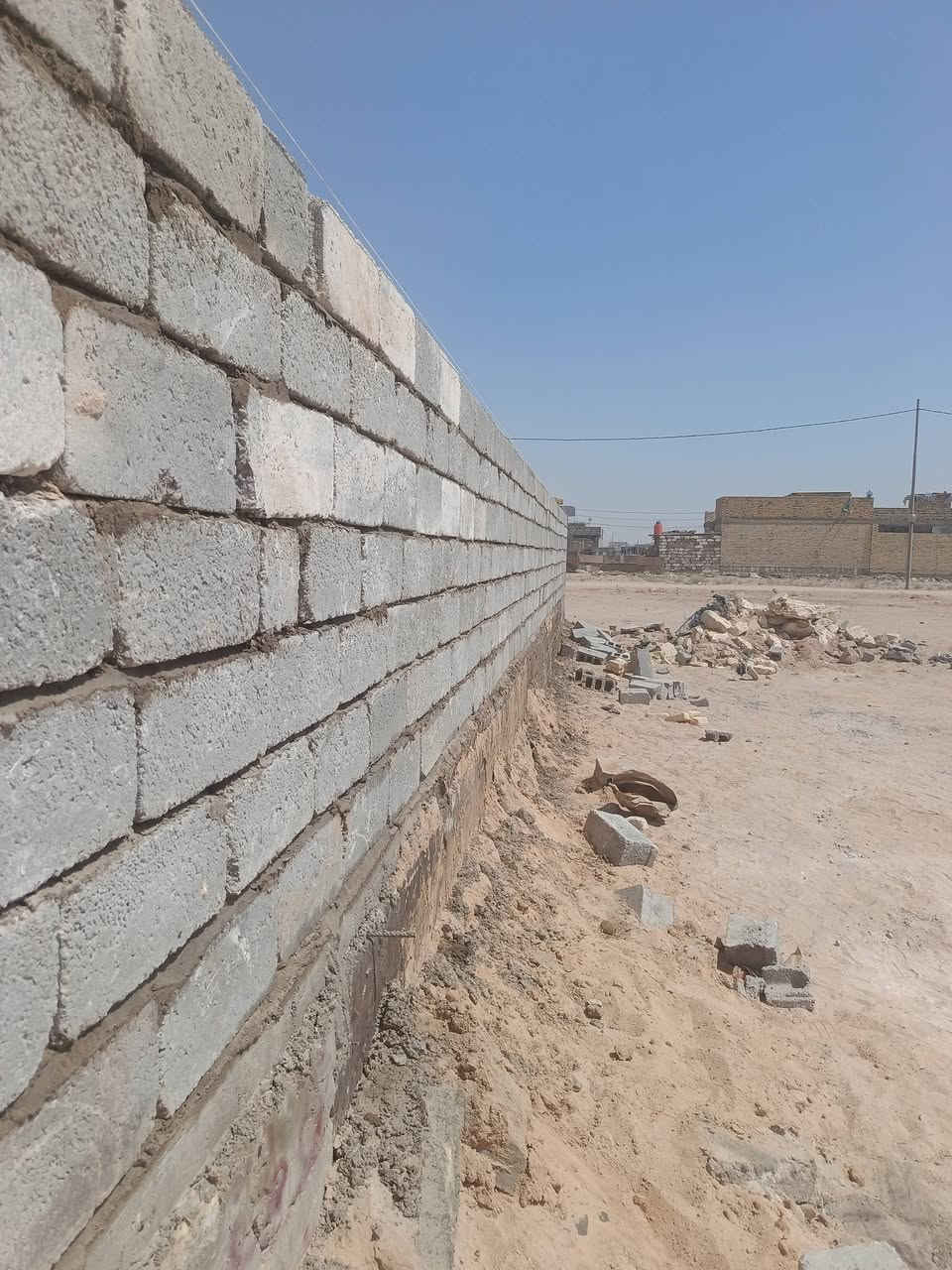 خلفه بنيان بلوك فقط وعكاده ولبخ جص وسمنت وبورك حالين فارق شغل كدام العين والرزق ع الله ***********
