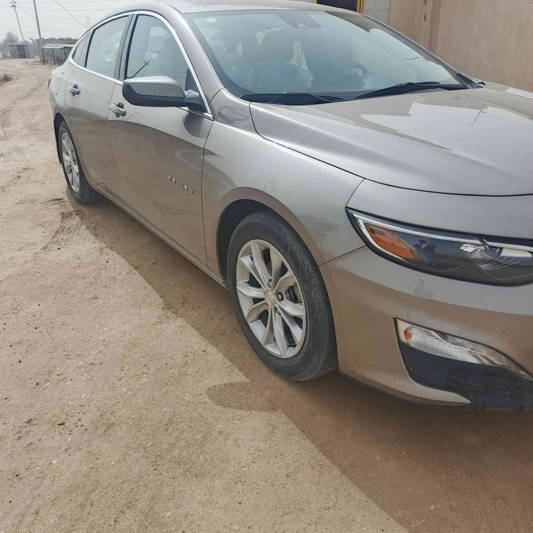 السلام عليكم ماليبو ٢٥ سياره نظيفه مواصفات حلوه ماشيه ٢٤ الف ضربتها باب وچاملغ خلفي فحص مؤقت ١٣٣ ***********
