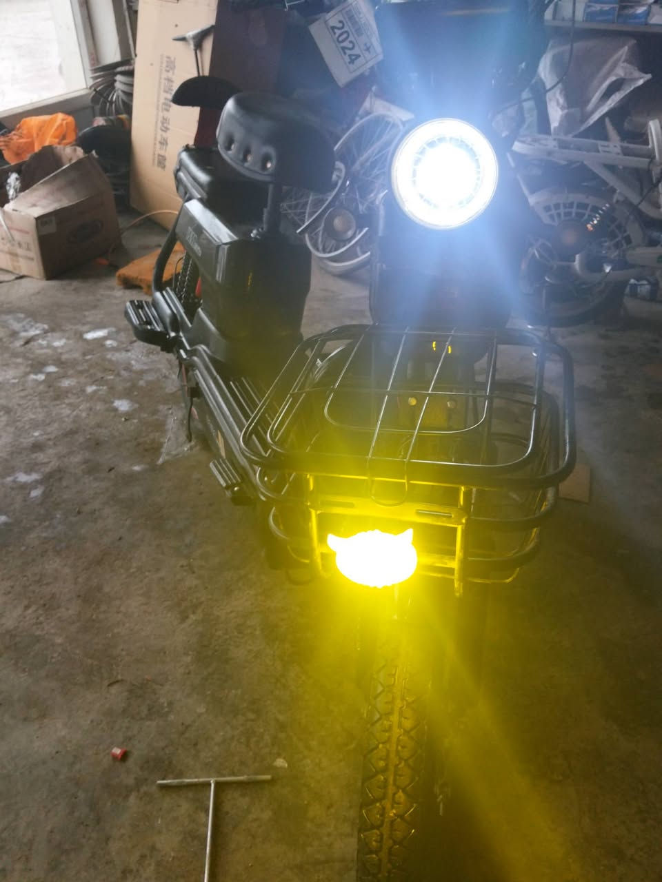 السلام عليكم دراجه شحن للبيع موديل 2025 سرعتها 99 بطاريات حجم 25 عدد البطاريات 5 تايرات جوبلس دبل إشارة باسكل كامل مواصفات العنوان ديالى بعقوبة تحرير قرب جامع التوبة الشراي يراسلني أو يتصل على رقم الواتس اب *********** السعر 300 وبي مجال الشراي
