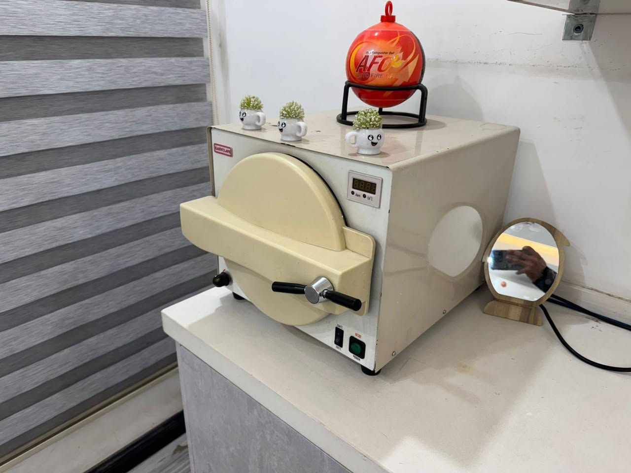 عيادة كاملة للبيع او جهاز اسنان / بسعر مناسب للاستفسار (***********)
تتكون من : 
١) جير دايموند مع ملحقاته 
٢)كمبريسر تورباين 
٣)سكر خارجي حجم كبير 
٤)اشعة وسنسر بورتبل و لأب توب 
٥)شاشة چير
٦)اندو موتور وابكس لوكيتر 
٧)سبالت عدد ٣ واحد طن 
٨) معقمه كلاس N مع مبخره ماء 
٩) أدوات قلع وحشوات ومواد 
١٠)اثاث كامل مع كاونتر مع ثلاجة صغيره
١١) مبرده صغيره مع سستم كامرات وصوت وشاشه تلفزيون 
١٢)جهاز رافع فولتيه
