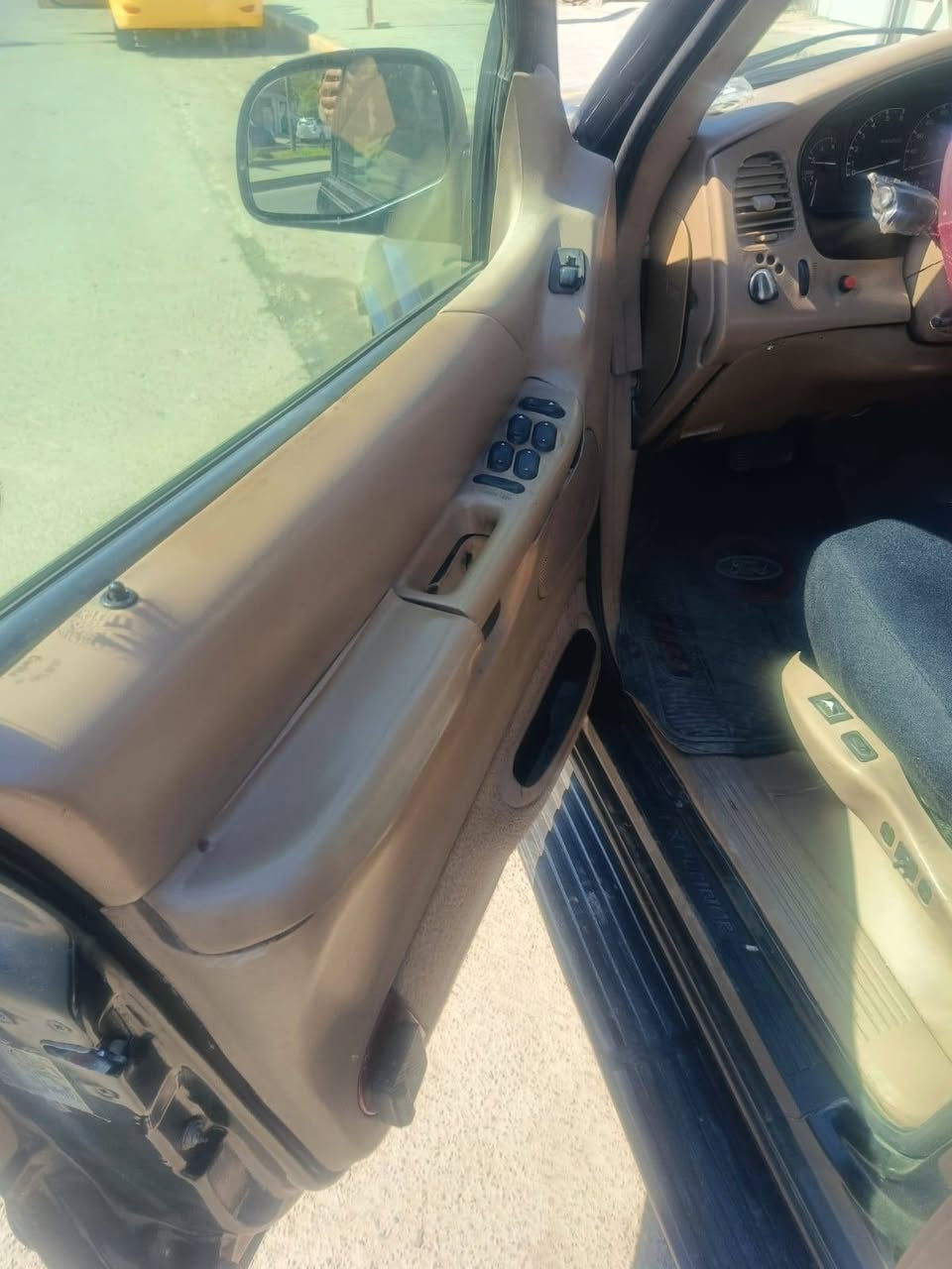 فورد اكس بلور موديل2001بيه صبغ حزام بدون ضربة كير ومحرك شرط سيارة جاهزة رقم دولي سنويةجديدة تريد وكالة تريد تحويل بكيفك معروضة 45وبية مجال للاستفسار ***********بغداد الشعب مكلف بل نشر فقط صاحب سيارة رقمه موجود
