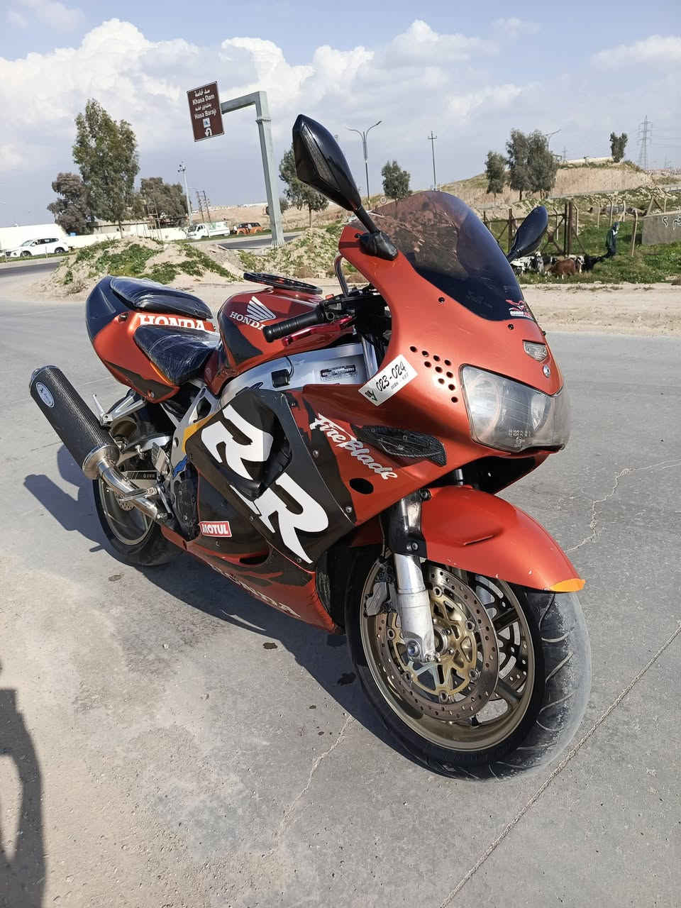 السلام عليكم اخوات دراجة CBR 919
محرك مفتوح بس بشرط تراي وين مايعجبك 
دراجة مابيها مسرف بشرط
مكانها كركوك 
رقم الموبايل 
***********

