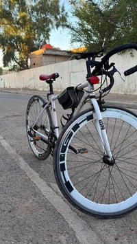 بايسكل c700 سستم شيمانو بالكامل حجم ٢٨  ويل طبقتين المنيوم ضد الانعواج...