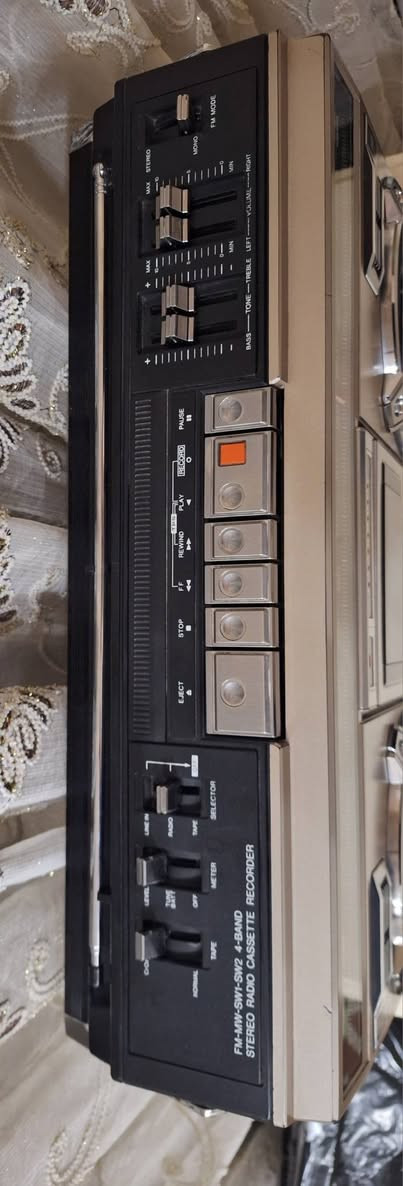 رادیو مسجل نشنال بانسونك یاباني اصلي    جهاز نضیف جدآ جدا  
صوت عالي ونقي  انتاج 1988 
يعمل على الكهرباء 220 فولت  المباشر او بطاريات عدد 8 کبیر 
موجات رادیو FM MW SW1 SW2 
توصیل  للحجز مراسلة الصفحة او مراسلة واتساب على الرقم ***********
