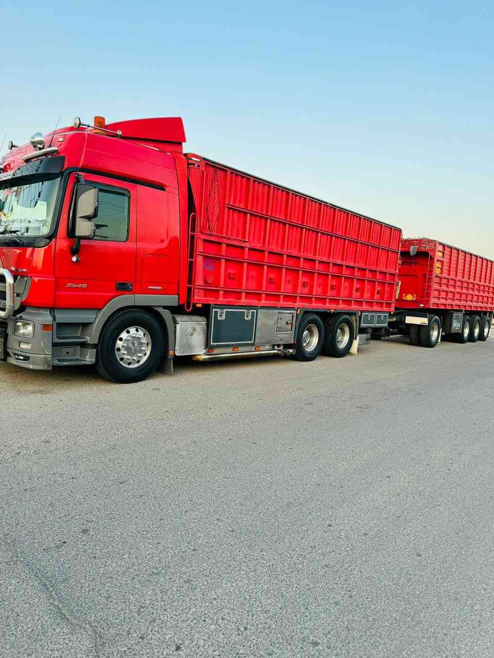 سلام عليكم
اكتروز حاجب 2011 
قاطره ومقطوره مربوطة وكاملة 
فول مواصفات للاخير  
سقف ليزر 
دبل منامية 
ثلاجة 
رتايدر 5 طكات 

تخم تاير راس وعربانة 
تخم ويل كروم راس وعربانه 
 
العنوان بغداد
للأستفسار 
0780 229 2222
