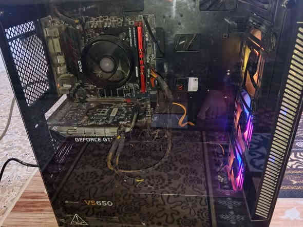 pcللبيع
كرت الشاشة:Nvidia gtx 1650Super
المعالج: amd R5 2400g
الرامات:16
التخزين: HDD 1T.     m.2 256
البور سبلاي: 650w
المذر بورد:msi b450 game plus

سعر الكيس: 350 فقط الكيس 
ولي يريد الشاشة او اليوبي اس او باقي الغراض نتفق عليهن 
 مكاني:كوت
الرقم:*********** دهل اوران
