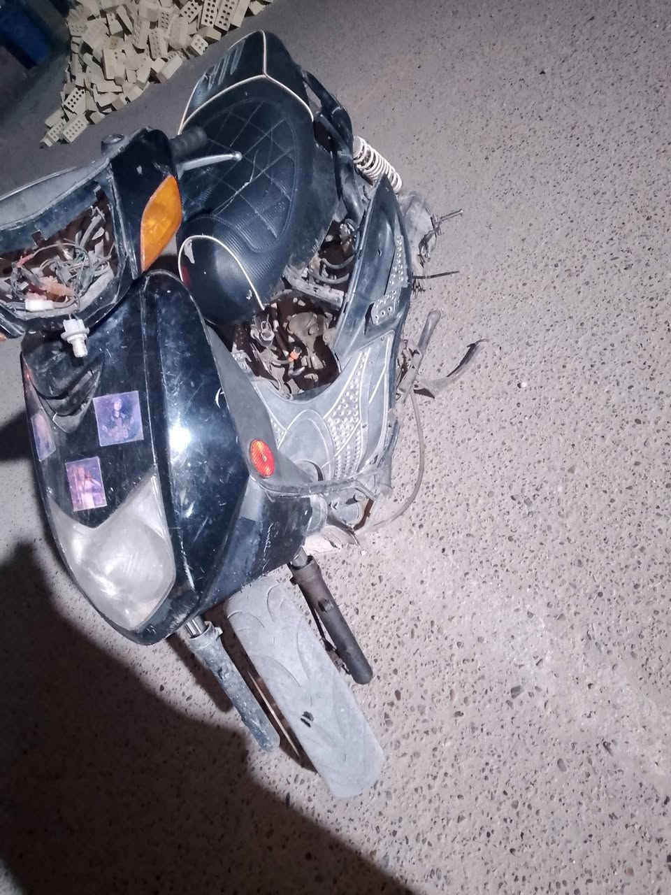 دراجه سكنس نثيه للبيع
الدراجه مفوله تخبل 
المكينه مجفته مره وحده
التاير الخلفي جديد
دراجه شغاله هندر والسلف عوزه بس شخاطه السلف الشاده مال باله كلشي ما بي
العنوان بغداد الشعب
الهاتف ***********
