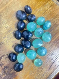 عقيق أسود • ألوان قزحية • زمرد أفريقي خام