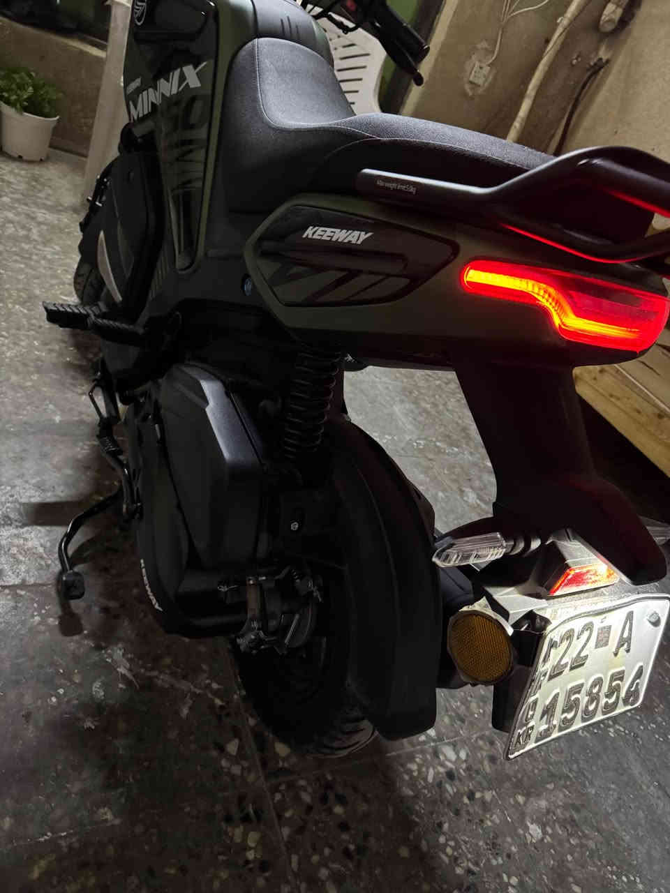 للبيع دراجة كي واي مينيكس – موديل 2025 بحالة ممتازة
🛵 اخذتها قبل 20 يوم فقط، استعمال شخصي خفيف ونظيف جداً، وتعتبر جديدة.
🛠️ مشيها ناعم وقوي وما بيها أي مشاكل، كلشي شغال 100%.
📑 بيها سنوية نافذة لغاية سنة 2030.
🛡️ الدراجة ضمن الضمان وراحته كاملة للمشتري.

📍 مرقّمة تسجيل رسمي أربيل (رقم 22) وجاهزة للفحص والتجربة.

🇮🇹 صناعة إيطالية أصيلة (المينيكس معروفة بجودتها العالية وأداءها المميز).

🔥 مناسبة للدوام والمشاوير اليومية، وحتى دلفري اقتصادية بالبنزين وثابتة على الطريق.

💰 السعر: 2,300,000 دينار يعني مليونين 300
🔄 قابل للتفاوض للجادين فقط.

📞 للتواصل مراسلة خاص أو اتصال.
*********** بي واتساب (احمد)
مكاني بغداد حي الجهاد بغداد, العراق
