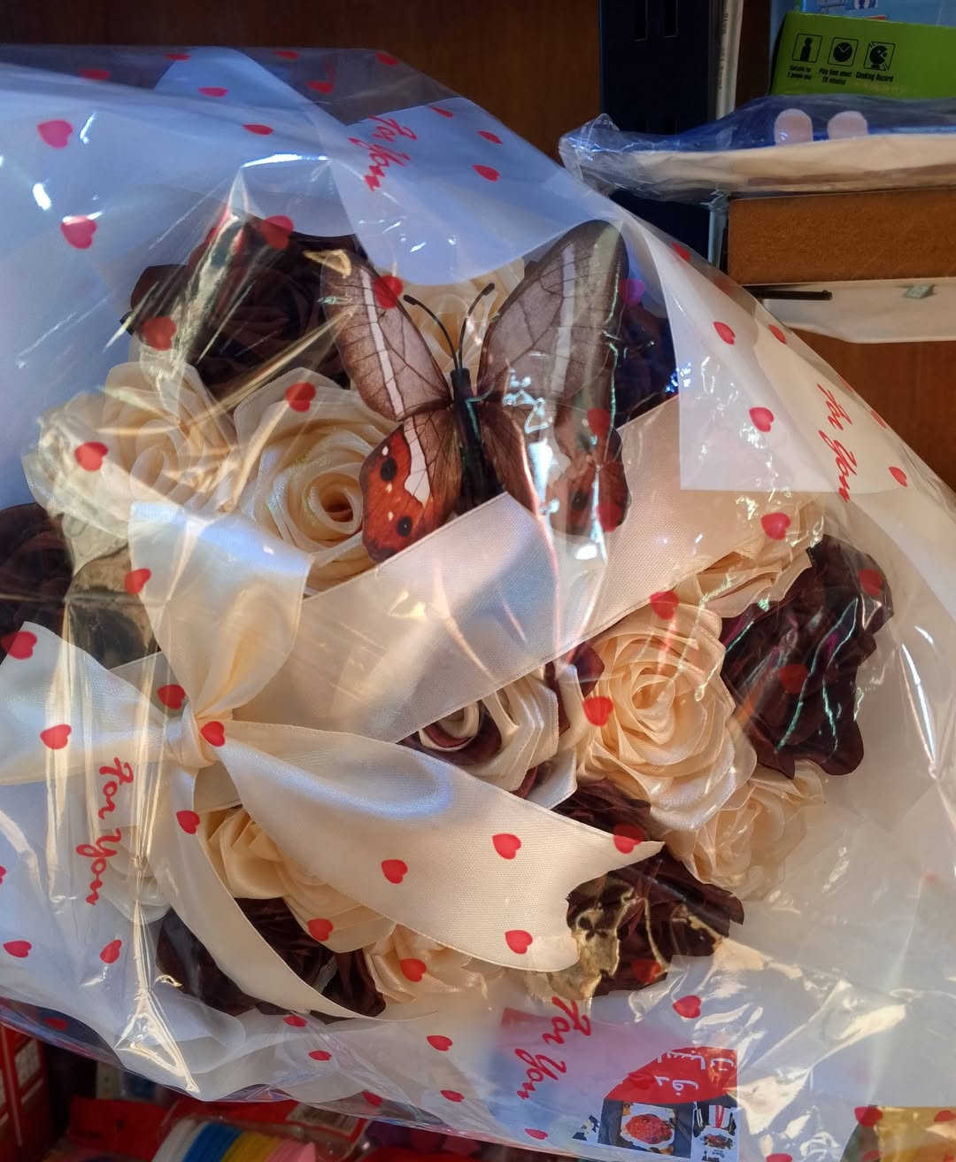 متوفر أعمال يدوية 
باقات زهور لتزيين حفلات الزفاف والتخرج حسب الطلب
مكتبة الرصافي خانقين 
شارع المزرعة - مجاور كراج جامع ابي حفصة 
واتساب/***********
