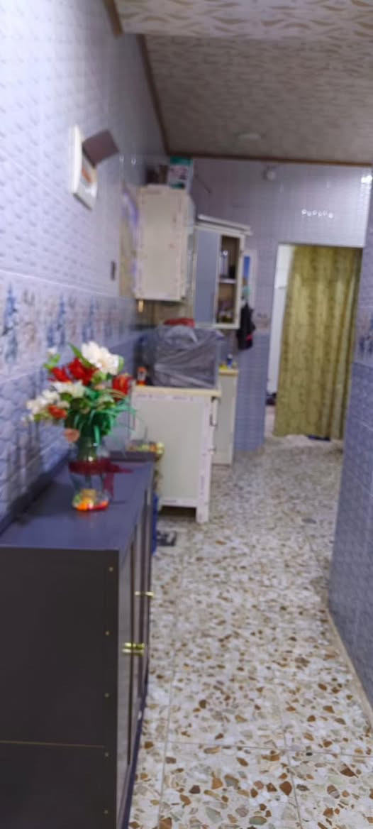 للبيع بيت 100 متر تجاري شارع 25 متر طابق ونص صب حي ميسان الشريط قطاع 76 مقابل شارع عودة يحتوي الطابق الاول غرفة و صالة و مطبخ و استقبال و صحيات داخلية و خارجية و الطابق الثاني غرفة و صالة و صحيات السعر 155 وبي مجال للاستفسار اتصل ***********
