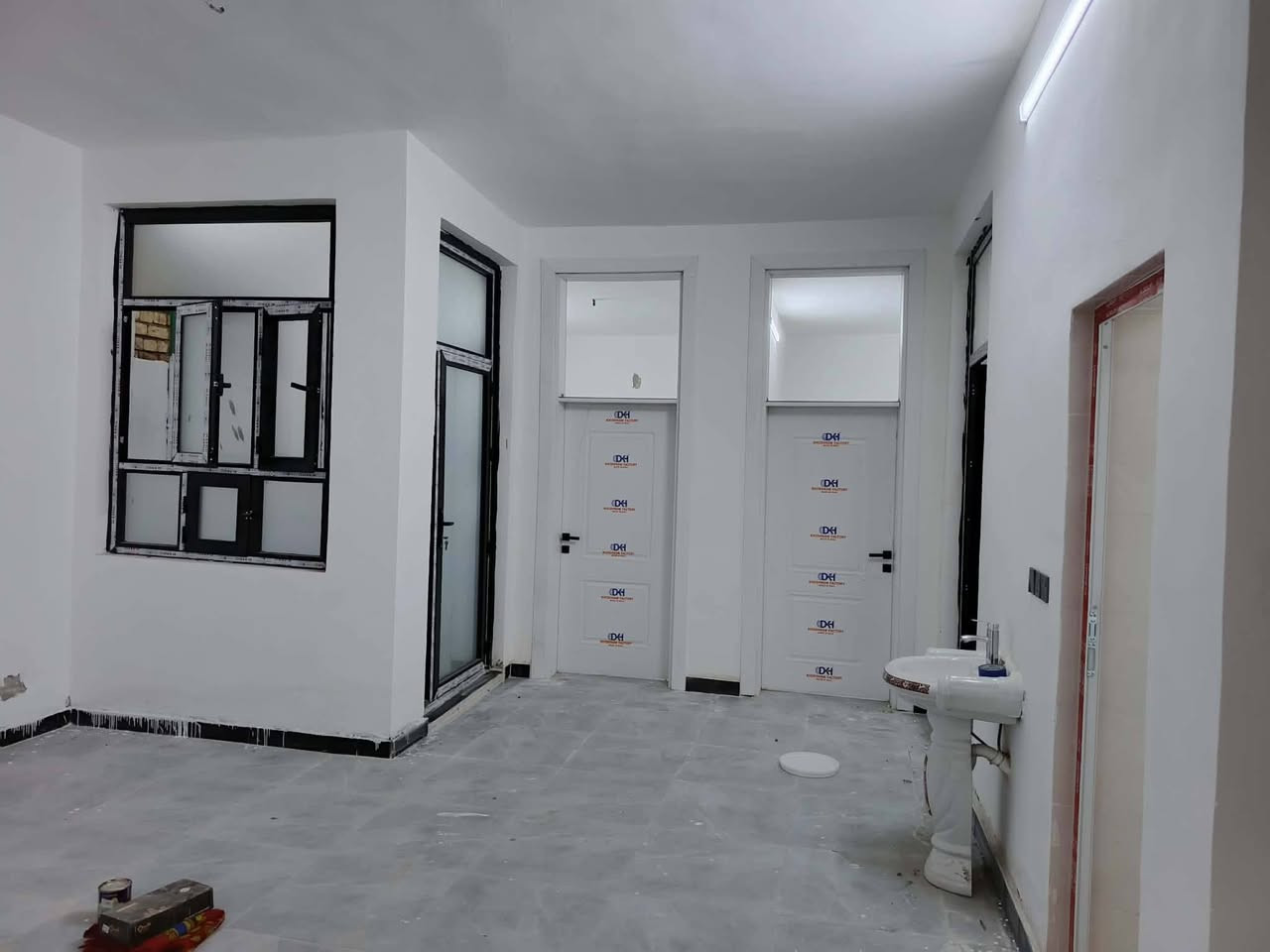 💌 ملاحضه مساحة الدار 150متر 💌💒🏫دار حديث للبيع في بغداد_المدائن _حي (التصنيع) قرب اسواق النخيل♕
الملكية /طابو ملك صرف (سند جاهز كبل تحويل بدون تعب ♡) 
سنة لبناء الدار 🏠🏰2026جاهز (بناء حديث ونظيف) 
تفاصيل الدار: المساحة♕♡150متر مربع الواجهية: 7.5م: النزال: 20م 
تفاصيل: الدار🏠🏰
الطابق الأرضي: طرمة أستقبال،  صالة، مطبخ.... غرفتين... نوم(2) مناور
الطابق العلوي::(3)غرف نوم.... صالة....(2)سطح... 
التواصل عل هذا رقم وات ساب والاستفسار***********
💌 ملاحضه مساحة الدار 150متر 💌💒🏫دار حديث للبيع في بغداد_المدائن _حي (التصنيع) قرب اسواق النخيل♕
