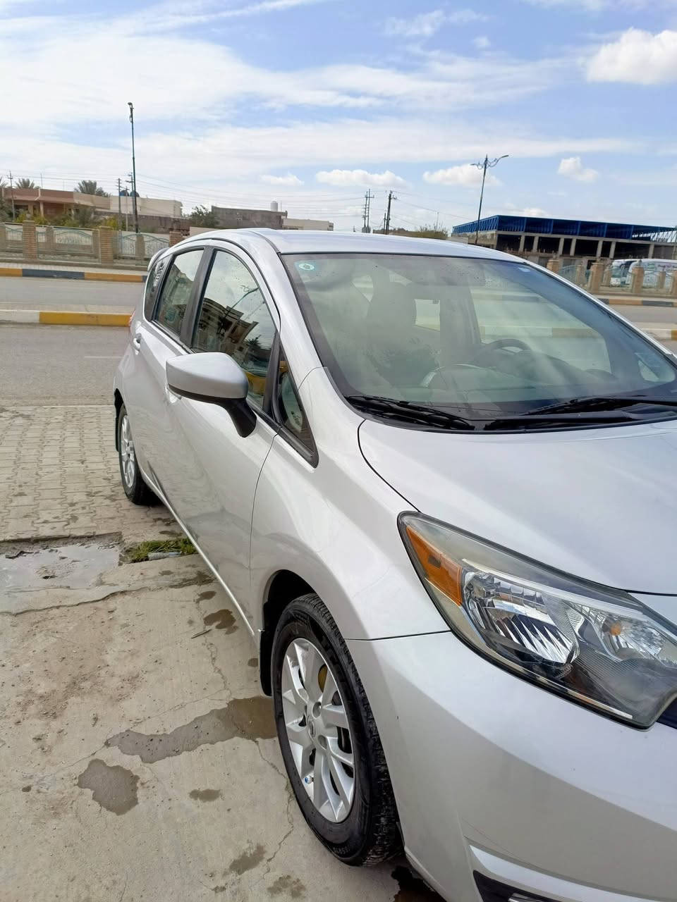 السلام عليكم
فيرسا نوت 18حادث خلفي بسيط رقم بغداد باسمي ماشي64 لسعر 90  تلفون ***********
