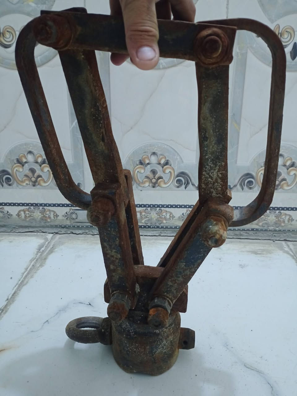 السلام عليكم ساحبه مال تريله للبيع مكان بغداد السعر 50, ***********
