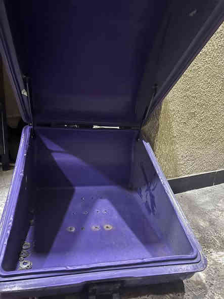 السلام عليكم صندوك حجم كبير اصلي كامل مكمل جكات ثنين ويده اغلاق
السعر 75 وبي مجال بسيط حك جيه
مكاني بغداد ***********
