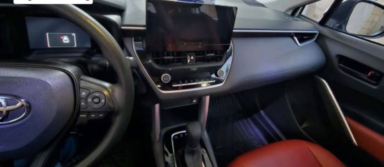 للبيع | Toyota Corolla Cross Hybrid 2024 – وارد الصين (أعلى فئة)
كورلا كروس هايبرد للبيع 
🚗 المواصفات:

 ● محرك هايبرد اقتصادي جدًا في استهلاك الوقود.
 ● تشغيل بصمة مع مفتاح ذكي (Smart Key).
 ● تشغيل زر (Push Start).
 ● فتحة سقف كهربائية.
 ● مقاعد جلد أصلية.
 ● مقعد السائق كهربائي.
 ● باب صندوق كهربائي.
 ● شاشة عدادات رقمية قياس 12.3 إنج.
 ● شاشة وسطية تعمل باللمس.
 ● كاميرا خلفية.
 ● حساسات أمامية وخلفية.
 ● رادار أمامي.
 ● مثبت سرعة راداري (Adaptive Cruise Control).
 ● نظام الحفاظ على المسار (Lane Keep Assist).
 ● نظام التحذير قبل الاصطدام مع الكبح التلقائي.
 ● إنارة LED أمامية وخلفية.
 ● مانع انزلاق وثبات إلكتروني.
✅ السيارة بحالة ممتازة ماشيه 30 الف وقابل للزياده
✅ تبديل دهن لوكومولي وكالة الشركة 
�📞 للاستفسار والمزيد من التفاصيل يرجى التواصل على الواتساب أو الاتصال. ***********
