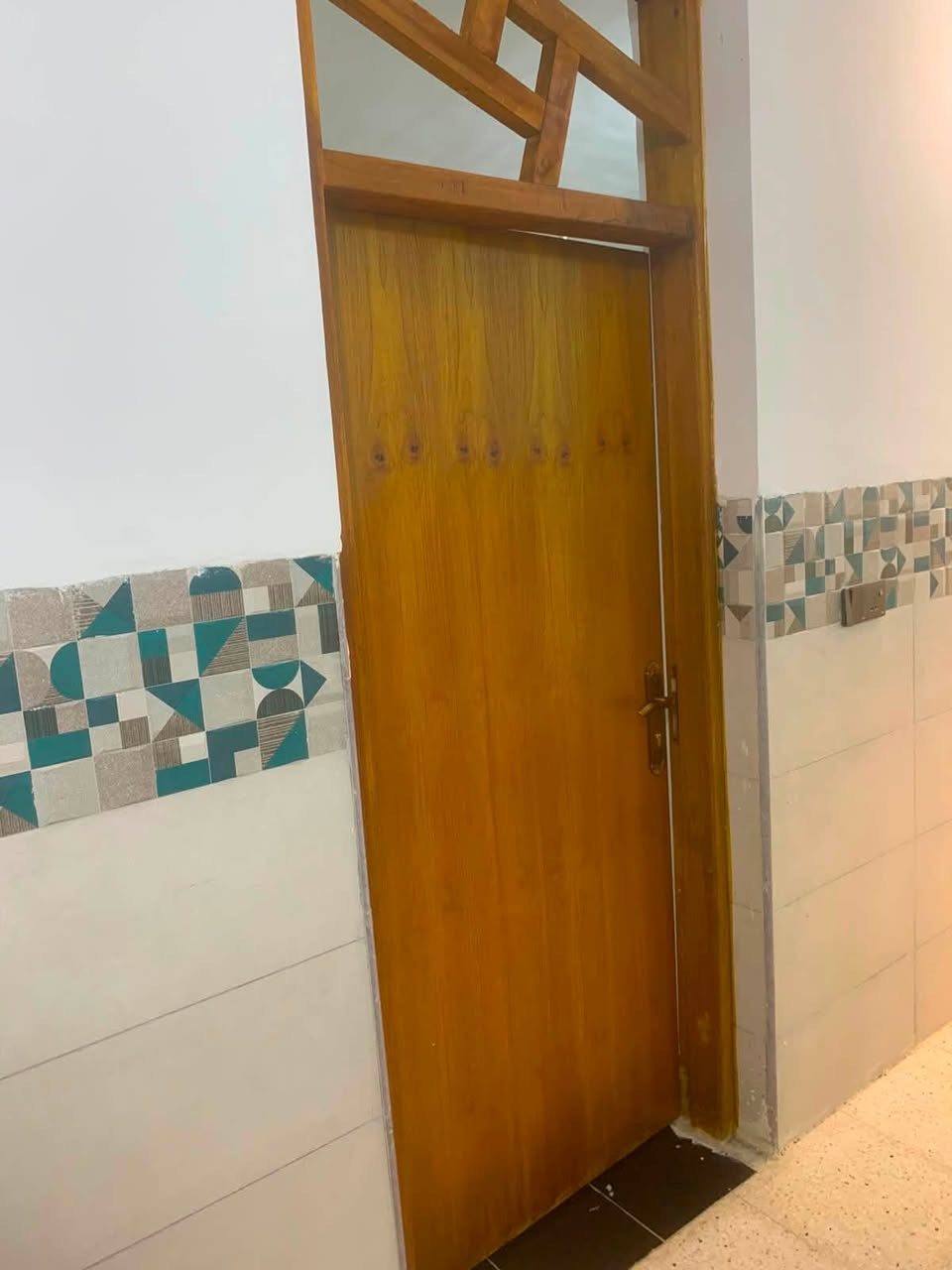 🏠 بيت للبيع في بغداد - مدينة الصدر 🏠
الموقع: مدينة الصدر / شارع الأورفلي
المساحة: 200 متر 
تفاصيل البيت:
 الطابق الأرضي:
 استقبال واسعة
 صالة
 مطبخ
 غرفة نوم
 الطبقة الثانية:
 غرفتين نوم (سويت)
)
📞 للاستفسار والتواصل:***********
