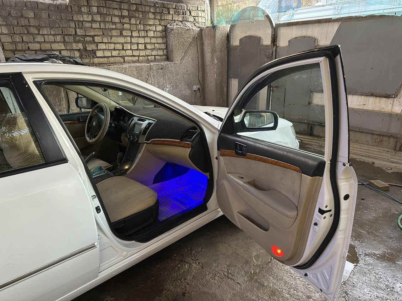 بسم الله الرحمن الرحيم
سيارة سوناتا خليجي 2011 
رقم بغداد وسيارة مكانها بغداد.

سيارة فول مواصفات.
مكينة 2400 وشادلها منضومه غاز،
السيارة بأسمي.

بيها طخه شبر بمقدمة السيارة (بالبنيد)،
ملاحظة: إذا تحب تشوف تفاصيل اكثر موجود فيديو بالمنشور تكدر تشوفها 

سعر السيارة 135 ورقة، وبيها مجال بسيط.
رقم الهاتف: ***********
