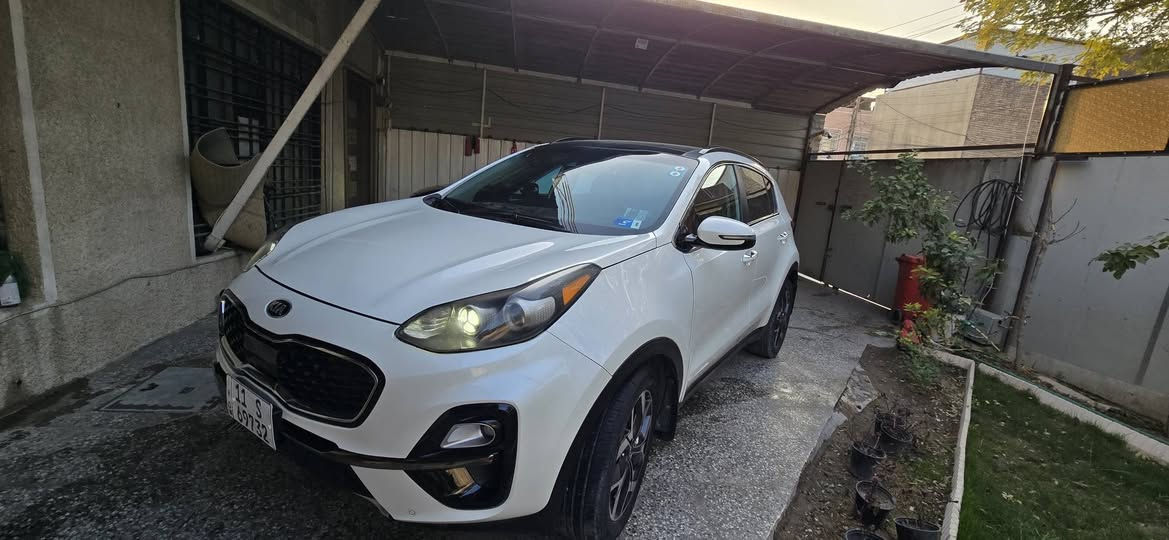 السلام عليك 
عندي هاي الاسبورتج ااامريكي  فووول الفوول مواصفات EX
يعني اعلى فئة موديل  ٢٢
حادثهة فقط الجاملغ الامامي فقططط 
بددددون شاصييي مكفوول
مواصفااات 
بصمة ...  بانوراما... كشنات جلد كهرباء 
بيهن تتدفئة وتبريد 
ويل كب دعاية فول تحكم 
وغيرهة من المواصفات المعروفة 
السيارة جددددا جديدة وفلس متصرف عليهة واحلى من الصور 
السعر المطلوب ١٨٠ وبيهة مجال 
الانصال ***********
