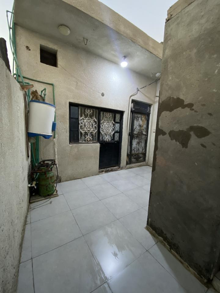 بيت  عائلة صغيره للبيع مساحته 80متر بلدية
يتكون من طارمه وحمام خارجي ومطبخ 
وصاله ودرج يكدرون يبنون مشتمل طابق ثاني  وغرفتين وحمام داخلي 
السعر33 بيه مجال بسيط البيت كلشي يمه اسواق ومدارس  قريب ع شارع 
كهرباء وماي 
العنوان عويسيان مقابل مدارس لاعلام
للاستفسار***********
