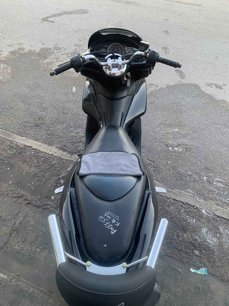 السلام عليكم بي سي اكس PCX جيل اول ياباني دراجة واضحة مكفوله من التاير لتاير 

كهربائيات كلهه شغاله 

حساس ستاند

حساس ازدحام

مكينه ناعمه حيل عبالك دراجة شحن

كفرات كله بلادي شخط ما بيها

دراجة ماشيه 22000

دراجة تتعب تكول جديده

عنوان/ بغداد حي الجهاد 

رقمي/ ***********

السعر/1400//مليون و اربعمية وبيها مجال للشراي
