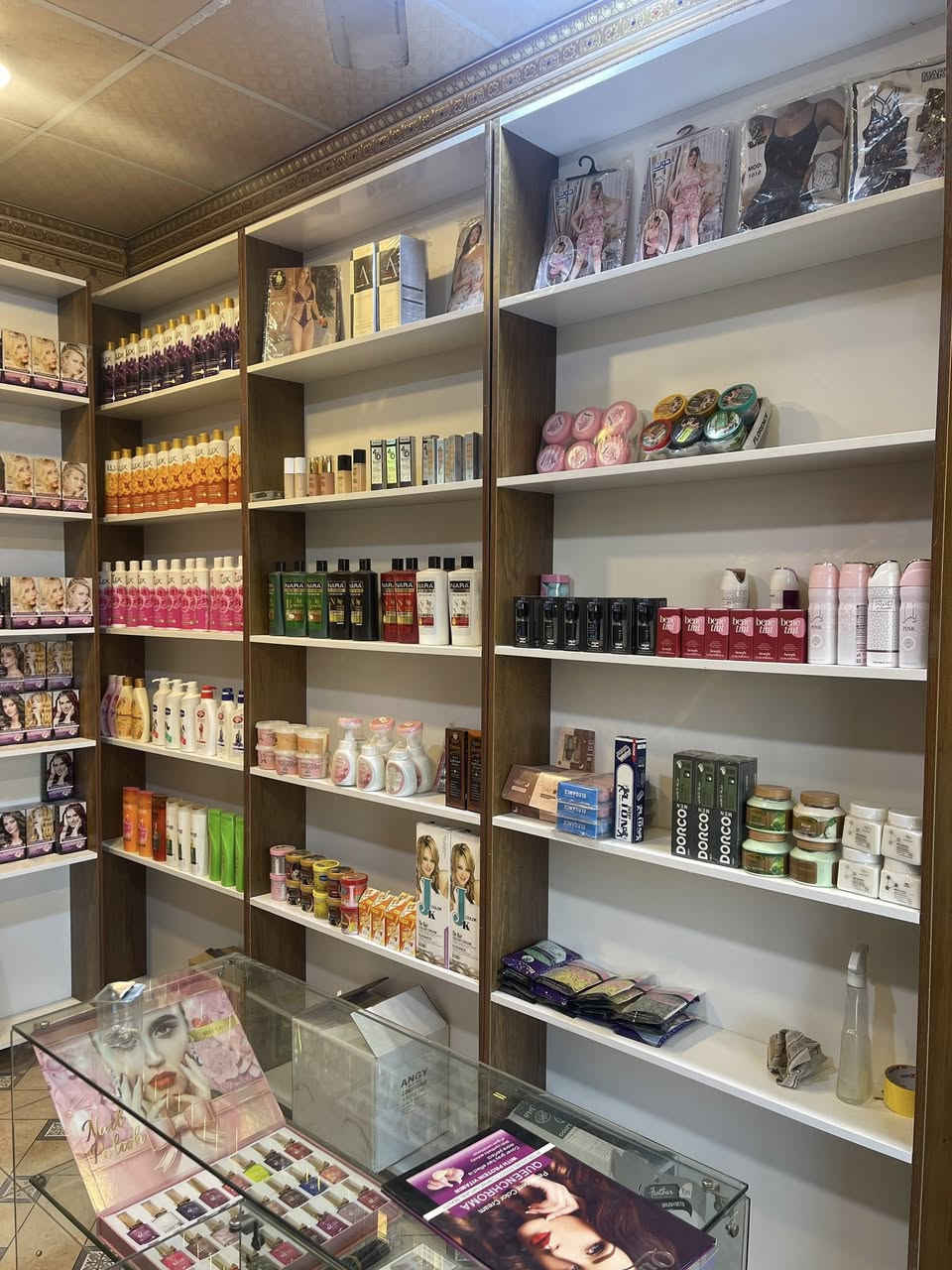 محل كوزمتك للبيع مكانه نجف  سعر مليونين وبي مجال
‭0789 023 4565‬
