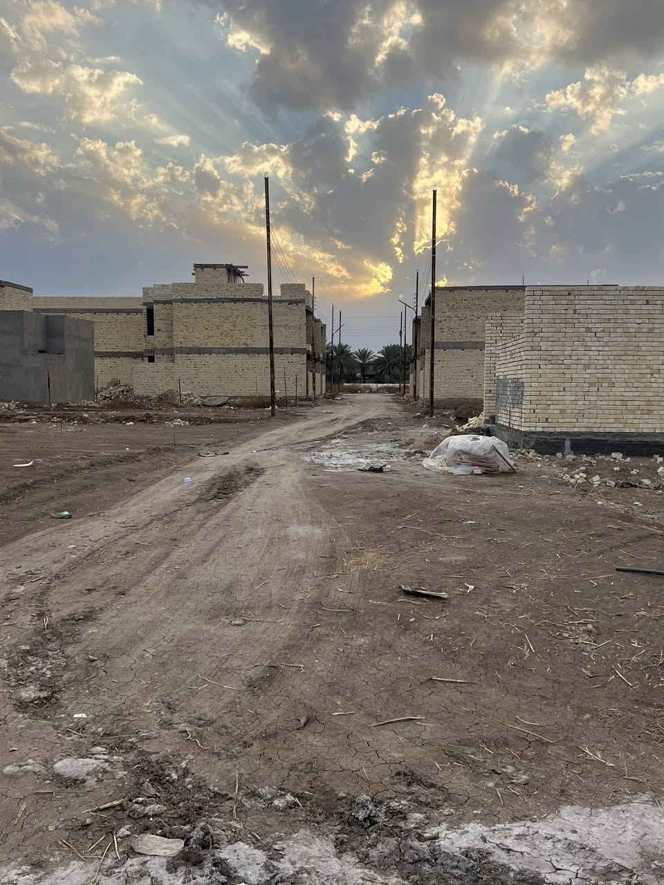 السلام عليكم توجد قطعه ارض المساحه 100 متر وبيها كافه الخدمات وسند بأسمي تحويل ثاني يوم سعرها 35 وبيها مجال بدون دلاليه تاخذها مني مباشر وكذالك عندي مساحه 50 متر سعرها 17 ونص وبيها مجال قطع حلوه ومرتبه ترهم سكن واستثمار العنوان الدوره هورجب طابو زراعي
هاتف  ***********
