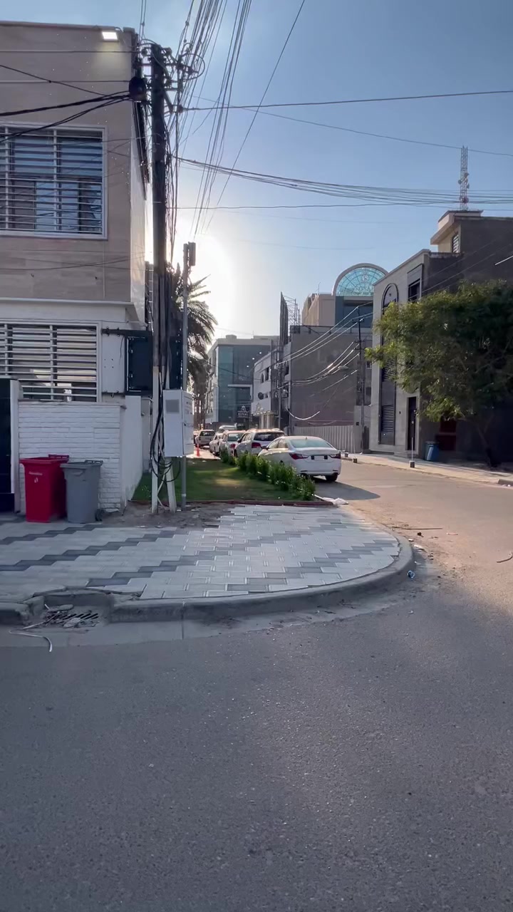 سلام عليكم قطعه مساحه ٦٦٠ متر واجهه ١٨ وونصف تريد نص القطعه تريد  كلهه  حسب طلب الاستفسار *********** خلف الشارع العام قرب مستشفى الملكي
