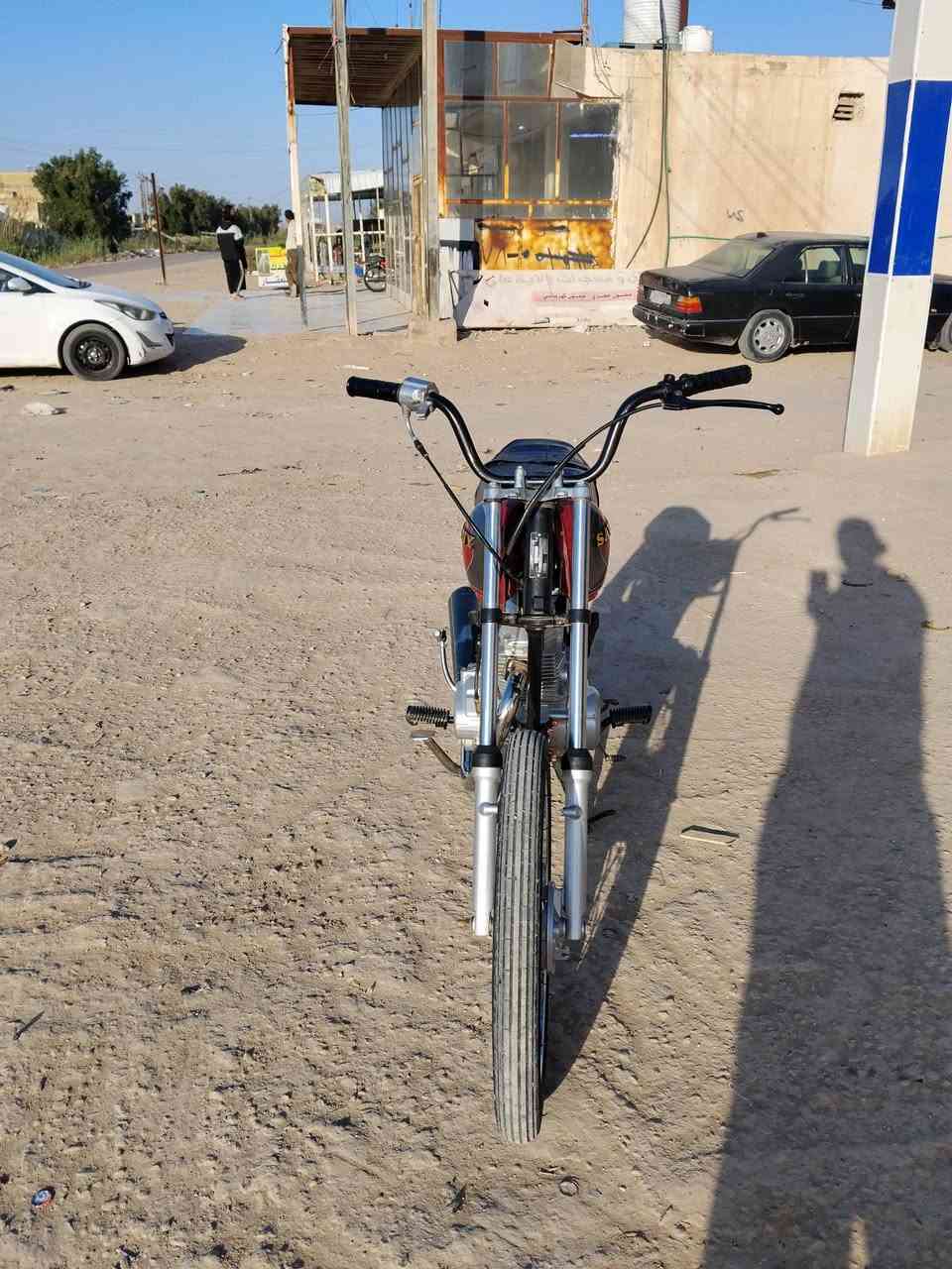 السلام عليكم دراجة للبيع تعمير 24 شاصي شلامجة 14 كلك اوراقة ضاعن ماناقصة شي كلة جديد بس عوزة تفيلس مكان شطرة السعر 375 .... رقم . ***********
