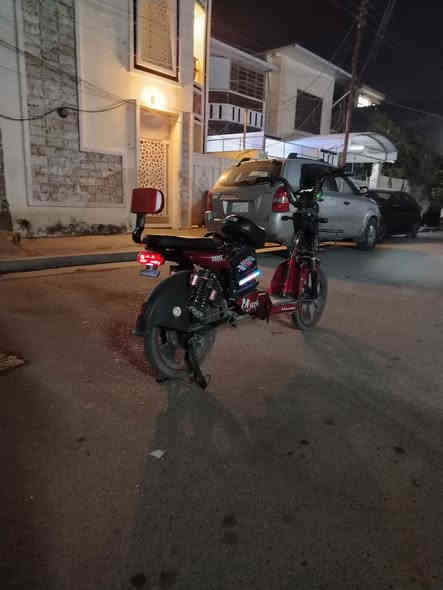 سلام عليكم دراجه شحن حجم 20 4 بطاريات بيه سويجين و بصمتين وبيه بلوتوث أشير يمنه و يسره للبيع اب 275 وبيه مجال للطيبين رقم ***********
