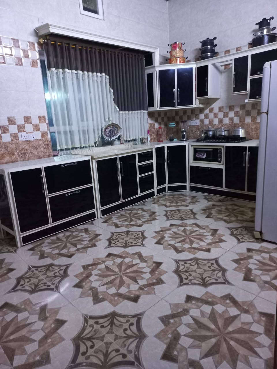 دار طابو طابقين للبيع مساحة ٢٠٠ متر سيراميك قريب من من دائرة الكهرباء وحديقة سوق حس قوان السعر ١٣٠ مليون بيه مجال  للاستفسار مراجعة مكتب علي البياتي للعقار مقابل معارض السيارات اوالاتصال بالارقام *********** او ***********
