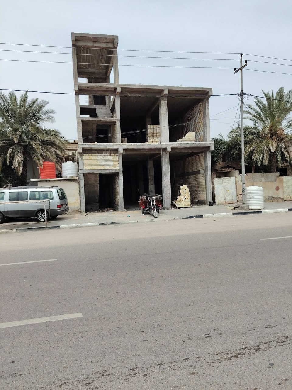 سلام عليكم إخوان أي واحد يحتاج نجار  أبو القالب يتضمن بيت هيكل نعمل في جميع الزبير بالأسعار المناسب ***********
