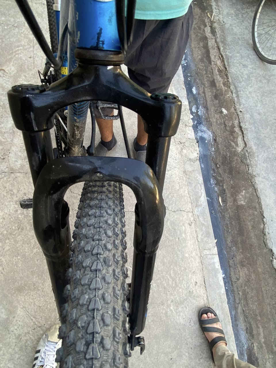قيم واخذ حجم 29
للبيع بايسكل مونغوس (Mongoose Montana) أمريكي أصلي – نظيف جداً
السلام عليكم 

عندي بايسكل Mongoose Montana أمريكي أصلي (ألمنيوم) مو من هذا التجاري بالسوق، الباسكل مال كرف وعينك ميزانك بالصور، مواصفاته كالتالي:

• الشاصي: ألمنيوم بالكامل (Lightweight Aluminum)، خفيف جداً بالورق وضد الصدأ.

• الجامبينات: أمامية بلادية نوع Element Racing Shocks، تمتص الصدمات وممتازة للشوارع المكسرة.

• النشابور والسرعات: منظومة Shimano اليابانية الأصلية (7 سرعات خلفية) تحويل سريع وسلس.

• البريكات: ديسك بريك (Disc Brakes) أمامي وخلفي من شركة Zoom، قوية جداً وقفل سريع للإطارات (Quick Release).

• التايرات: خشنة وجديدة نوع Hartex Xtra Action، نقشة عالية ومستحيل تزحلق.

حالة الباسكل: الباسكل شغال وجاهز وما يحتاج أي مصاريف، بيه شق بسيط جداً بطرف الكشن (موضح بالصورة) وما يؤثر على الاستخدام نهائياً.


**إذا كنت صاحب هذا الإعلان وتريد حذفه لأي سبب، رجاءا أرسل رسالة إلى الدعم الفني**