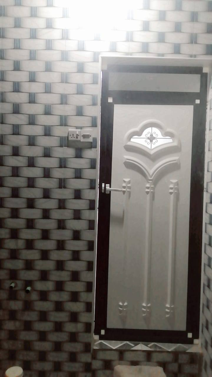 سلام عليكم بيت زراعي للبيع بحي الجوادين مقابيل الإسكان الصناعي  المساحة ٢٠٠متر بنزلت الملاعب  يبعد عن شارع ٤٠٠متر للاستفسار  *********** مبني بيه غرفتين وصاله ومطبخ السعر ٣٠
