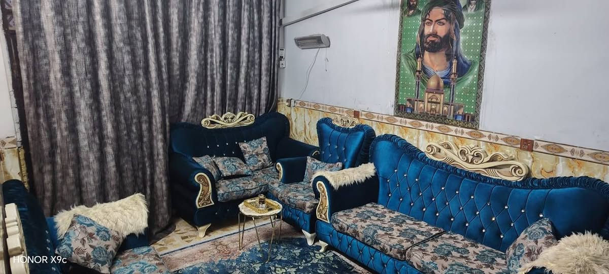 السلام عليكم بيت البيع مساحه100م طابقين طابق الاول يحتوي عله طرمه+خدمات ستقبال+صاله +خدمات+منور +عرفه نوم طابق ثاني غرفتين نوم كبار +خدمات بيت نضيف وحلو عنوانه بلشعب نهايت شارع صحه زراعي سند 25الستفسار اكثر اتصل +***********
